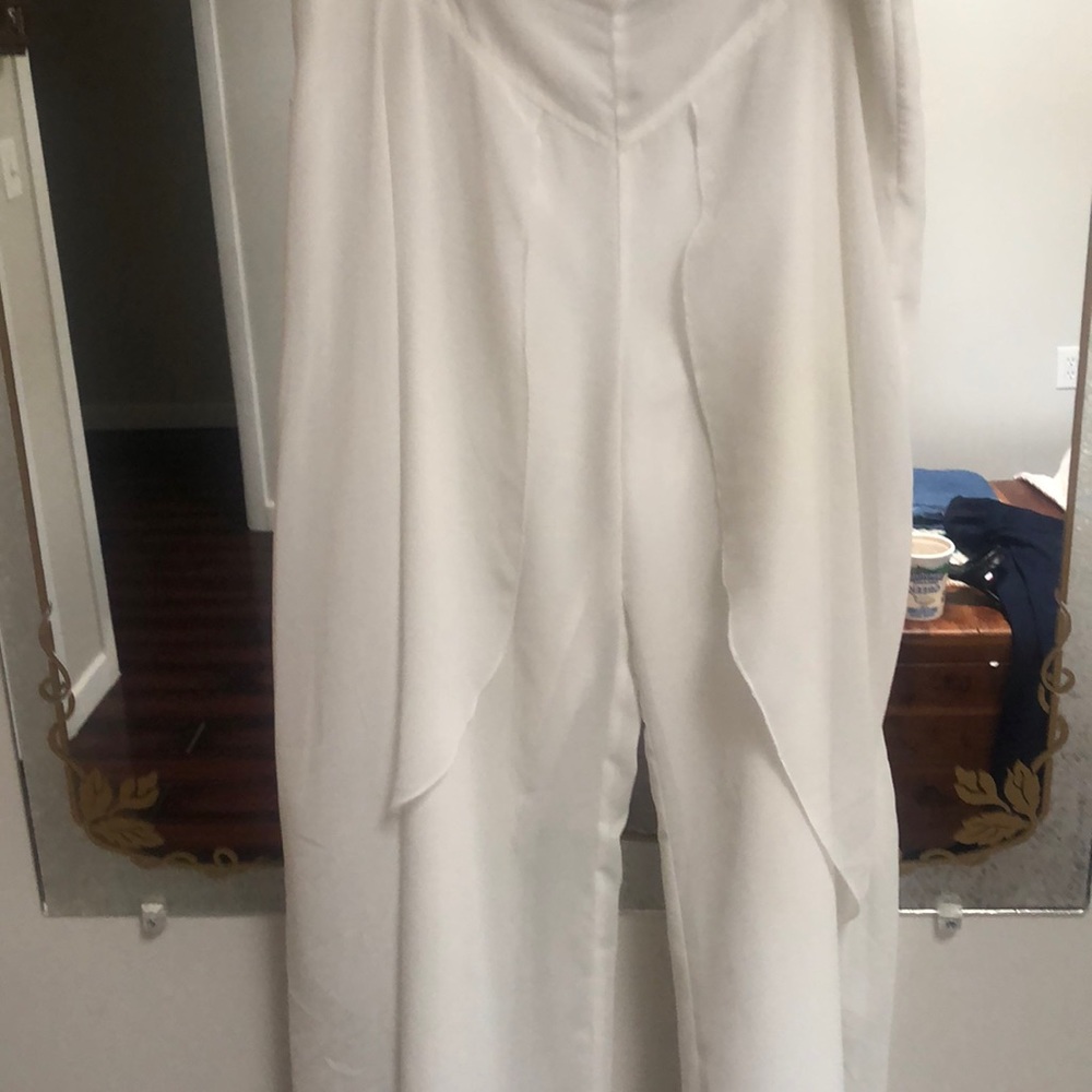 White dress pants. Flutter style. Fully lined. Venus 8. Unique item for wear.